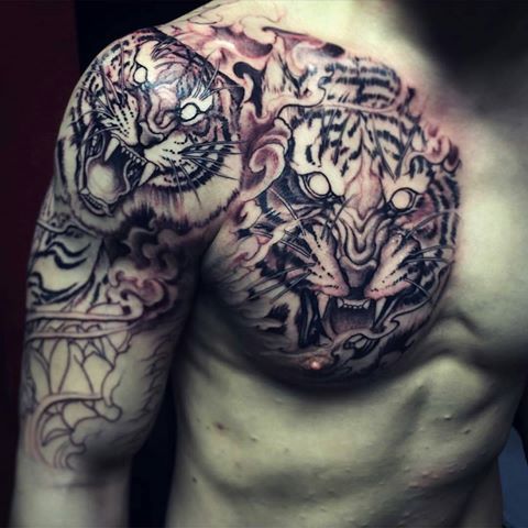 Hình xăm hổ trên vai và ngực, phong cách blackwork, chi tiết, kích thước 4K.