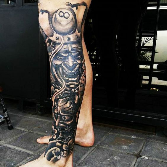 Hình xăm samurai blackwork chi tiết trên chân, phong cách cổ điển, ảnh HD.
