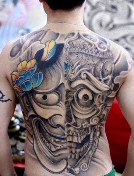Hình xăm mặt nạ nửa màu nửa đen trắng trên lưng, phong cách chi tiết, độ phân giải HD.