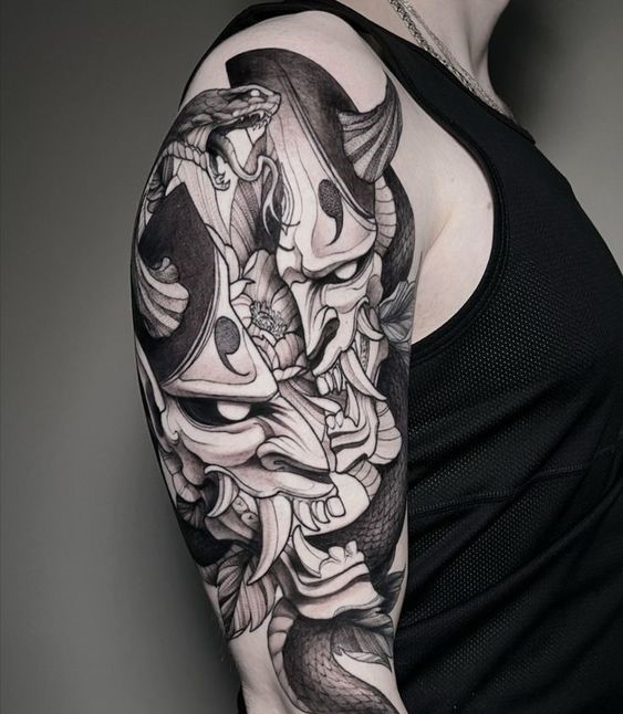 Hình xăm mặt quỷ trên bắp tay, phong cách blackwork chi tiết, ảnh HD.