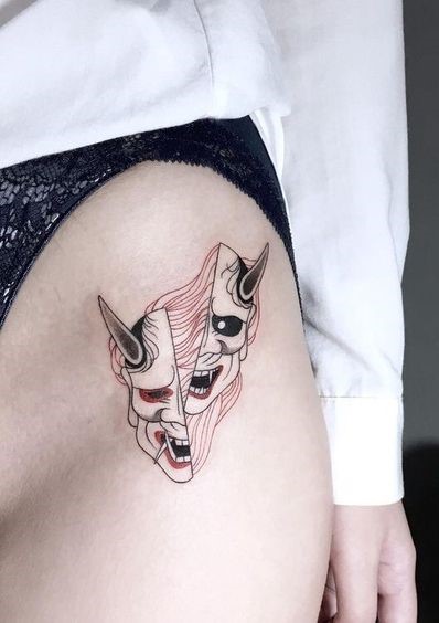 Hình xăm mặt nạ Oni trên đùi, phong cách blackwork, chi tiết tinh xảo, ảnh chất lượng HD.