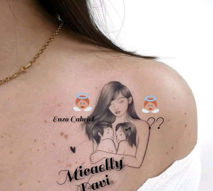Hình xăm hai thiên thần nhỏ bên mẹ Hình xăm mẹ và con trên vai, phong cách blackwork, chi tiết tinh tế, ảnh HD.