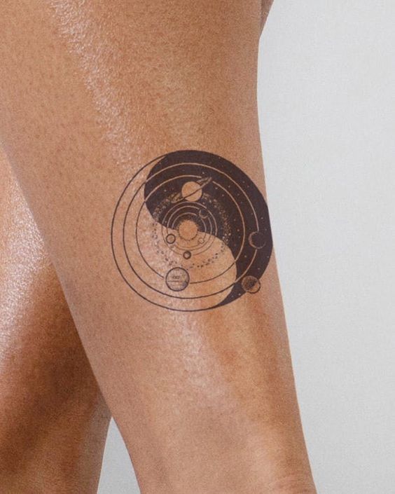 Hình xăm hệ mặt trời trên đùi, phong cách blackwork chi tiết, độ phân giải HD.
