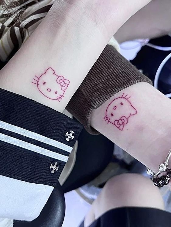 Hình xăm mini Hello Kitty trên cổ tay, phong cách tối giản, chi tiết rõ nét, ảnh HD.