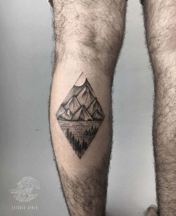 Hình xăm phong cảnh núi, phong cách blackwork, vị trí bắp chân, chi tiết rõ nét, độ phân giải HD.