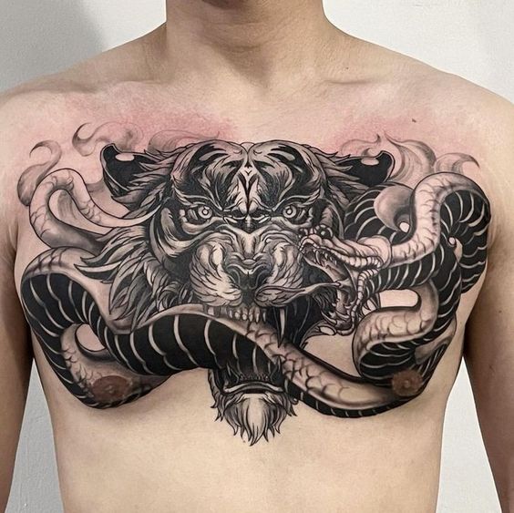 Hình xăm hổ và rắn trên ngực, phong cách blackwork chi tiết, độ phân giải cao HD.