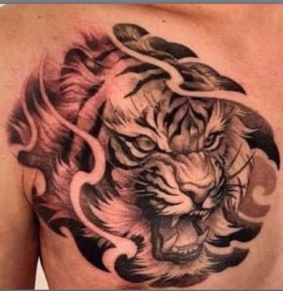 Hình xăm hổ trên ngực, phong cách blackwork chi tiết, độ phân giải HD.