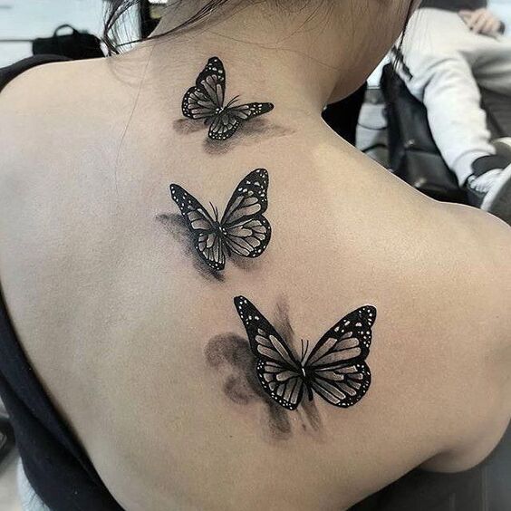 Hình xăm bướm phong cách blackwork trên vai, chi tiết sắc nét, độ phân giải HD.