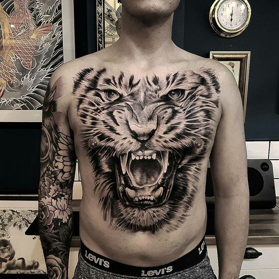 Hình xăm đầu hổ trên ngực, phong cách blackwork chi tiết, độ phân giải HD.