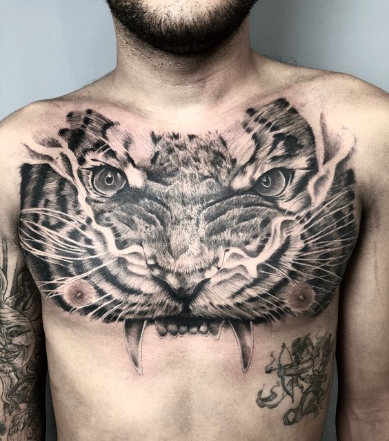 Hình xăm đầu hổ trên ngực, phong cách blackwork chi tiết, độ phân giải HD.