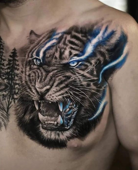 Hình xăm hổ phong cách blackwork trên ngực, chi tiết cao, sắc xanh nổi bật, ảnh chất lượng HD.