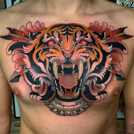 Hình xăm hổ phong cách cổ điển trên ngực, chi tiết sắc nét, ảnh độ phân giải cao.