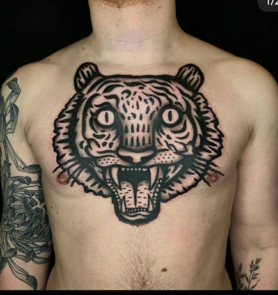 Hình xăm hổ trên ngực, phong cách blackwork, chi tiết rõ nét, độ phân giải HD.