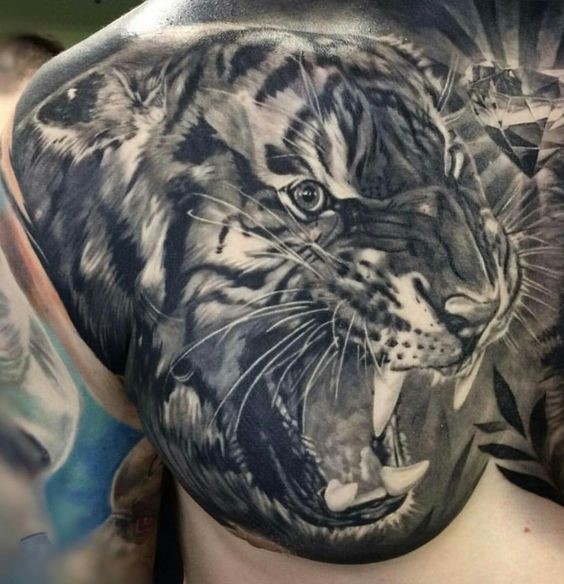 Hình xăm hổ trên vai, phong cách blackwork chi tiết, độ phân giải HD.