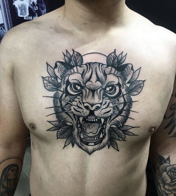 Hình xăm hổ trên ngực, phong cách blackwork chi tiết, độ phân giải HD.
