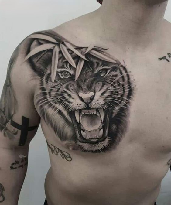 Hình xăm hổ trên ngực, phong cách blackwork chi tiết, độ phân giải HD.