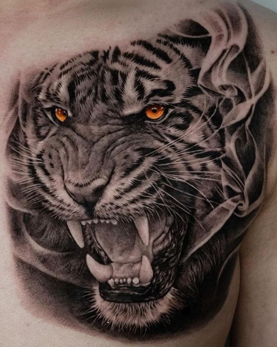 Hình xăm hổ realistic trên ngực, phong cách blackwork chi tiết, ảnh HD.