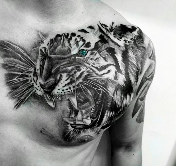 Hình xăm hổ trên ngực, phong cách blackwork chi tiết, mắt xanh nổi bật, ảnh HD.