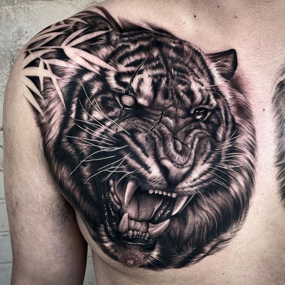 Hình xăm hổ trên ngực, phong cách blackwork chi tiết, độ phân giải HD.