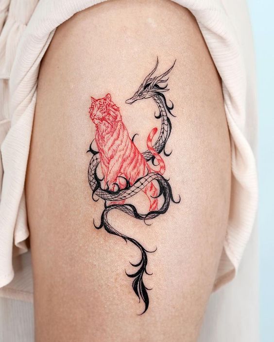 Hình xăm mèo và rồng mini trên đùi, phong cách blackwork và màu, chi tiết rõ nét, độ phân giải HD.