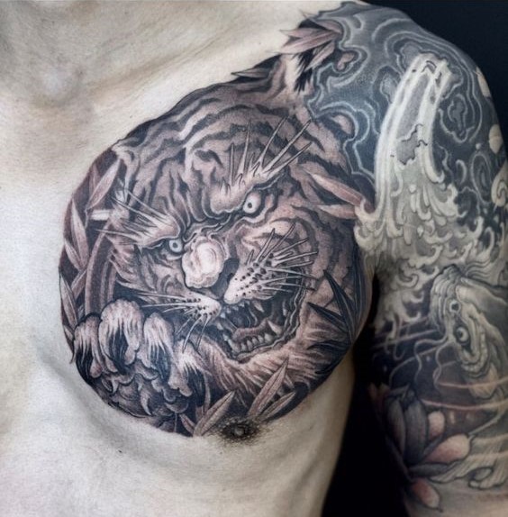 Hình xăm hổ trên ngực, phong cách blackwork, chi tiết tinh xảo, độ phân giải cao.