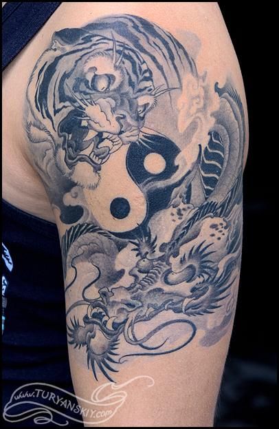 Hình xăm rồng và hổ trên cánh tay, phong cách blackwork chi tiết, độ phân giải HD.