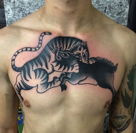 Hình xăm hổ trên ngực, phong cách blackwork, chi tiết rõ nét, ảnh HD.