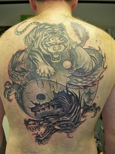 Hình xăm rồng và hổ trên lưng, phong cách cổ điển, chi tiết, độ phân giải HD.