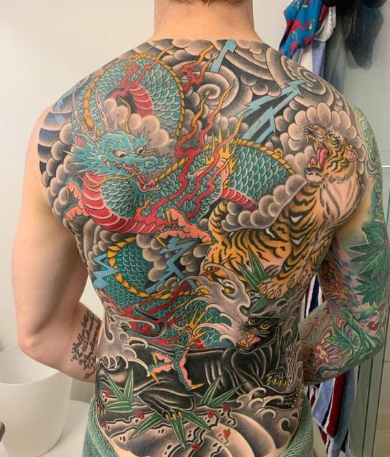 Hình xăm hổ và rồng bít lưng cực đẹp Hình xăm rồng và hổ phong cách cổ điển, toàn lưng, chi tiết, ấn tượng, độ phân giải HD.
