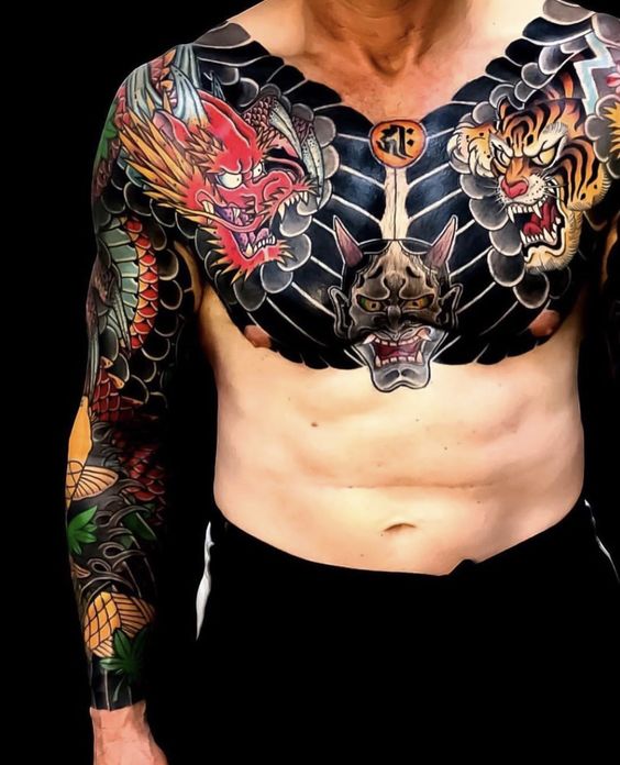 Hình xăm hổ và rồng ở hai bên vai ở giữa là mặt quỷ oni Hình xăm Oni Nhật Bản trên ngực và tay, phong cách cổ điển, chi tiết cao, độ phân giải HD.