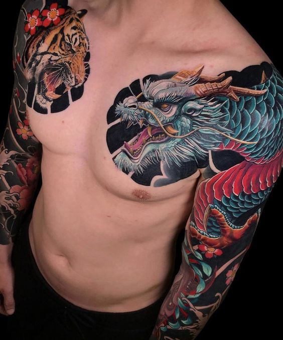 hình xăm hổ và rồng ở ngực và vai Hình xăm rồng và hổ trên ngực và tay, phong cách màu sắc chi tiết, ảnh chất lượng cao.