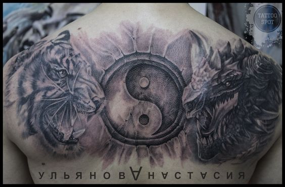 hình xăm hổ và rồng phương tay ở lưng Hình xăm hổ và rồng phong cách blackwork trên lưng, chi tiết cao, độ phân giải HD.
