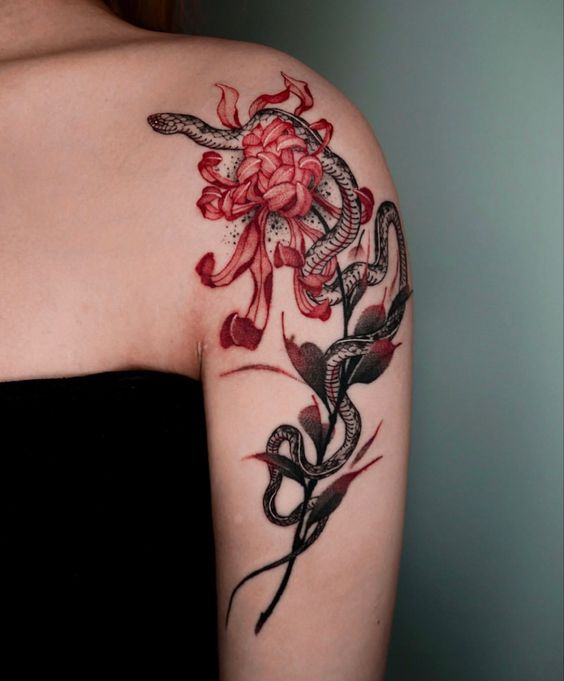Hình xăm rắn và hoa phong cách blackwork trên vai, chi tiết, ảnh HD.