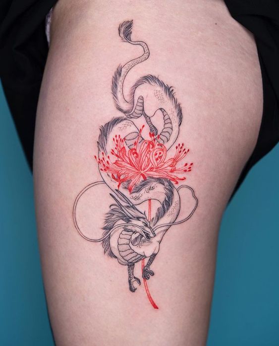 Hình xăm rồng và hoa đỏ trên đùi, phong cách blackwork kết hợp màu sắc, chi tiết rõ nét, độ phân giải HD.