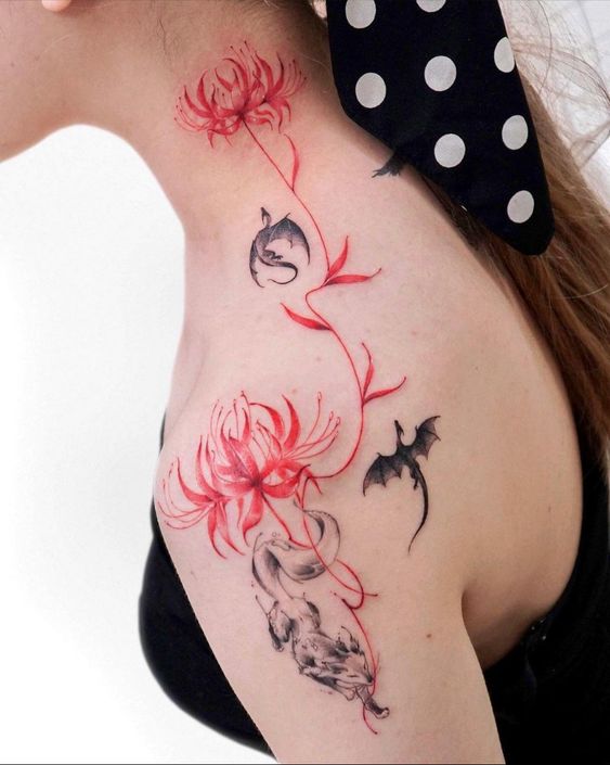 Hình xăm hoa và động vật trên vai, phong cách màu nước, chi tiết cao, độ phân giải HD.