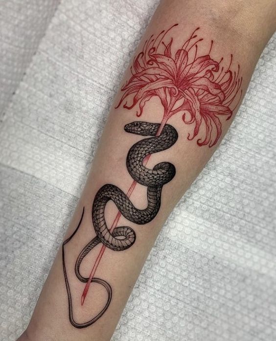 Hình xăm rắn và hoa đỏ trên cánh tay, phong cách blackwork, chi tiết rõ nét, độ phân giải HD.