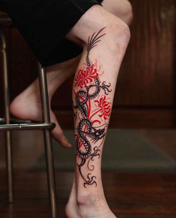 Hình xăm rồng hoa phong cách blackwork trên chân, chi tiết sắc nét, độ phân giải HD.