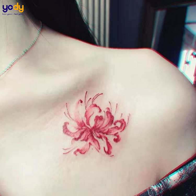 Hình xăm hoa đỏ trên vai, phong cách màu nước, chi tiết rõ nét, độ phân giải HD.