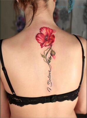 Hình xăm hoa trên lưng, phong cách màu nước, chi tiết rõ nét, độ phân giải HD.