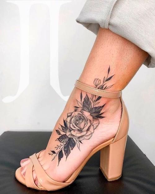 Hình xăm hoa hồng blackwork trên chân, phong cách chi tiết, độ phân giải HD.