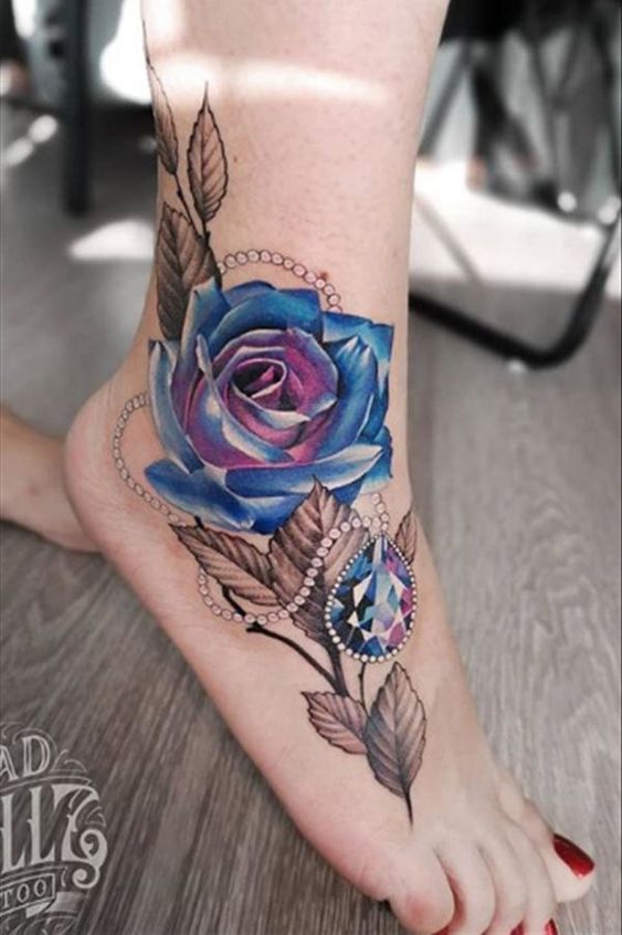Hình xăm hoa hồng cá tính nơi bàn chân Hình xăm hoa hồng xanh phong cách màu nước trên chân, chi tiết tinh xảo, chất lượng HD.