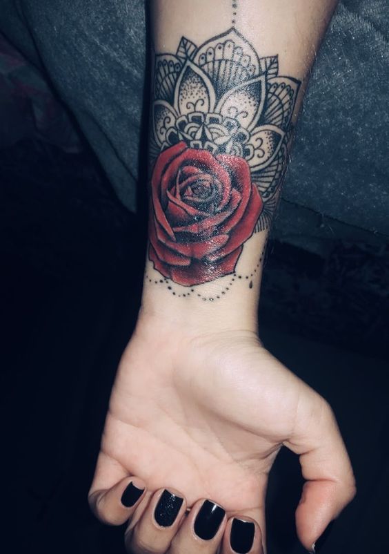 Hình xăm hoa hồng cho nữ cá tính Hình xăm bông hoa hồng và mandala trên tay, phong cách blackwork và màu sắc, chi tiết rõ nét, ảnh HD.