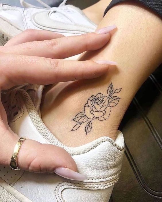 hình xăm hoa hồng đen mini đẹp mê hồn cho khách Hình xăm hoa hồng mini blackwork ở mắt cá chân, chi tiết sắc nét, ảnh HD.