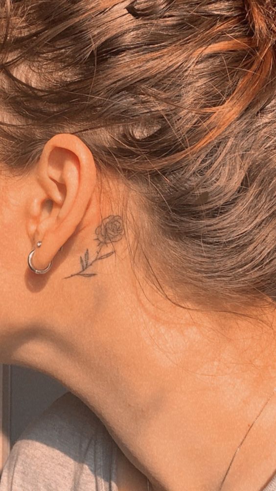 hình xăm hoa hồng đen mini hết sức rực rỡ Hình xăm hoa mini sau tai, phong cách blackwork chi tiết, ảnh HD.