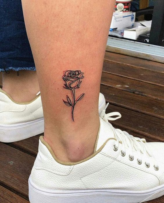 hình xăm hoa hồng đen mini đầy duyên dáng Hình xăm hoa hồng phong cách blackwork ở chân, chi tiết rõ nét, độ phân giải HD.