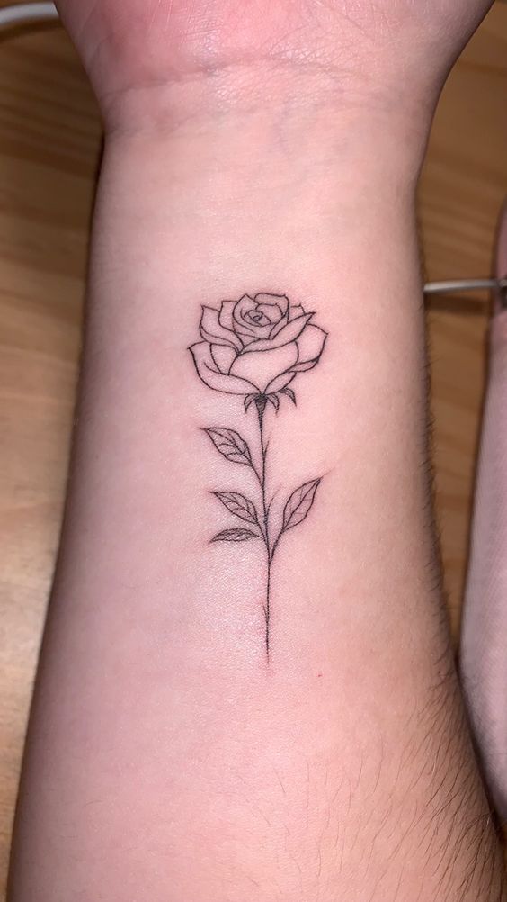 hình xăm hoa hồng đen mini dễ nhìn cho người mới Hình xăm hoa hồng blackwork trên cổ tay, chi tiết tinh tế, ảnh HD.