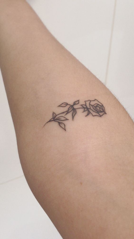 hình xăm hoa hồng đen mini đẹp tại vị trí hoàn hảo Hình xăm hoa hồng mini trên cánh tay, phong cách blackwork đơn giản, độ phân giải HD.