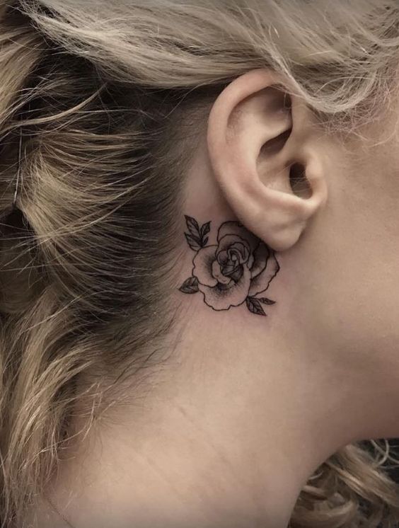 hình xăm hoa hồng đen mini hiện đại cho nữ Hình xăm hoa hồng mini sau tai, phong cách blackwork, chi tiết rõ nét, ảnh độ phân giải HD.