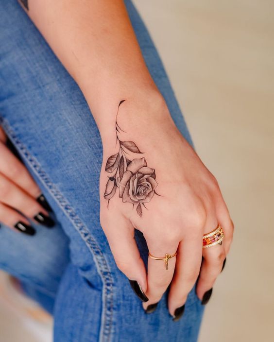 hình xăm hoa hồng đen mang tính thẩm mỹ Hình xăm hoa hồng trên tay, phong cách blackwork, chi tiết rõ nét, ảnh HD.