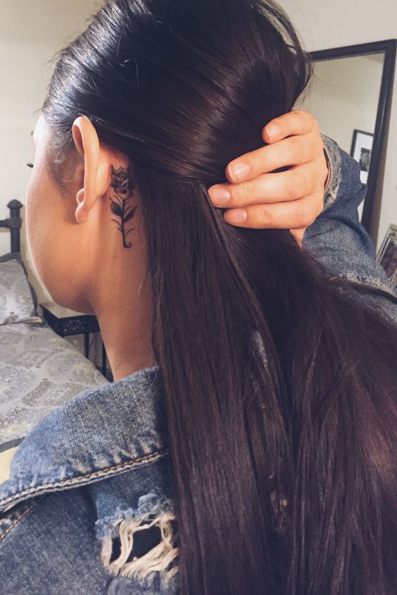 hình xăm hoa hồng đen mini năng động cho khách Hình xăm hoa mini sau tai, phong cách blackwork, chi tiết tinh tế, ảnh HD.